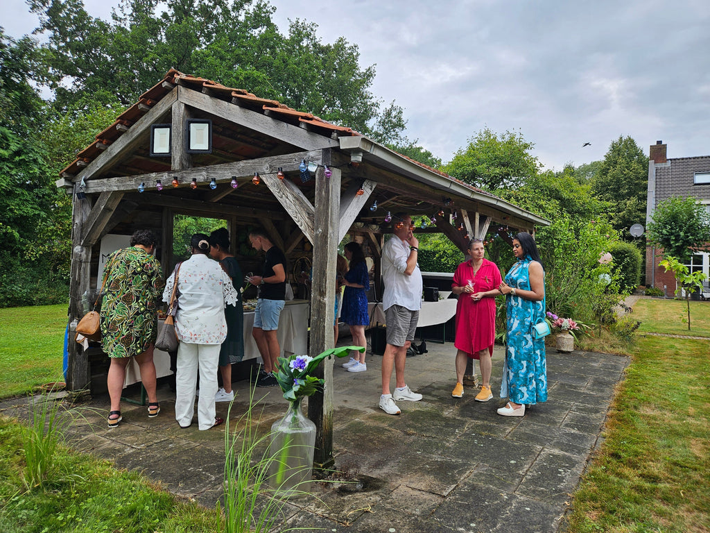 groep mensen onder het prieeltje